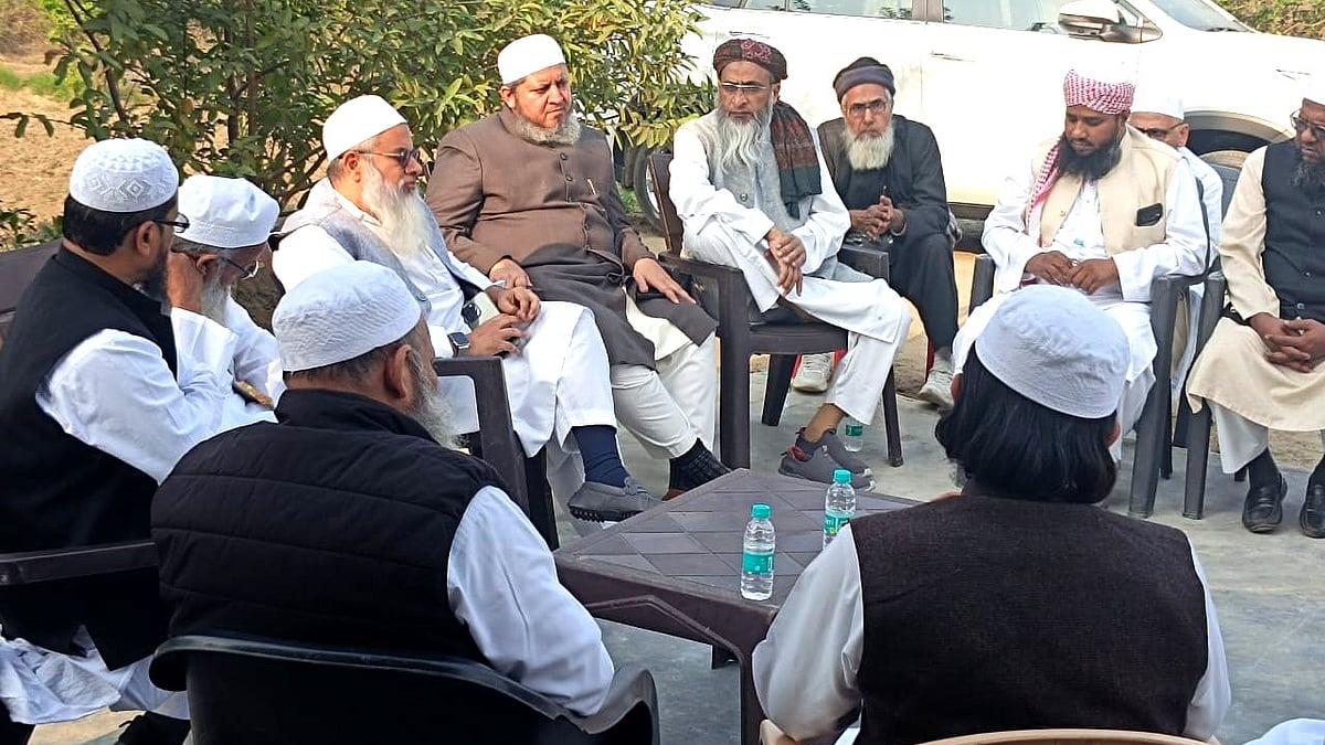 <div class="paragraphs"><p>جمعیۃ علماء ہند کے صدر امروہہ میں سنبھل کے ذمہ داروں سے میٹنگ کرتے ہوئے</p></div>