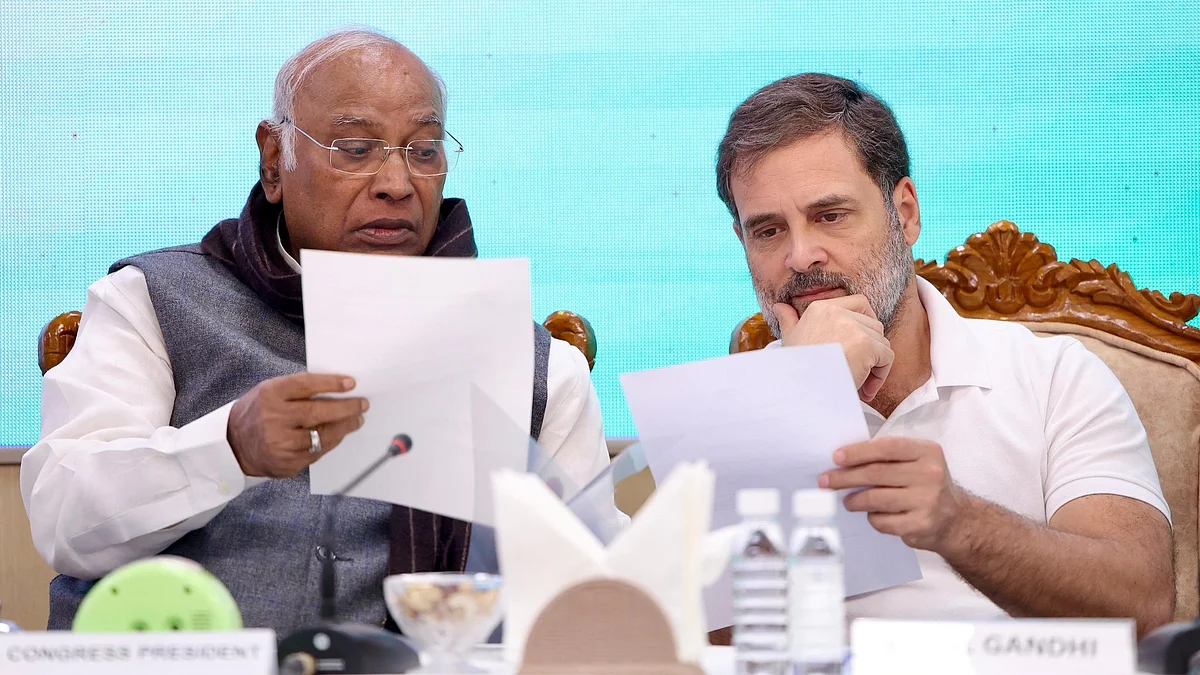 <div class="paragraphs"><p>راہل گاندھی اور ملکارجن کھڑگے (فائل)، تصویر&nbsp;<a href="https://x.com/kharge">@kharge</a></p></div>