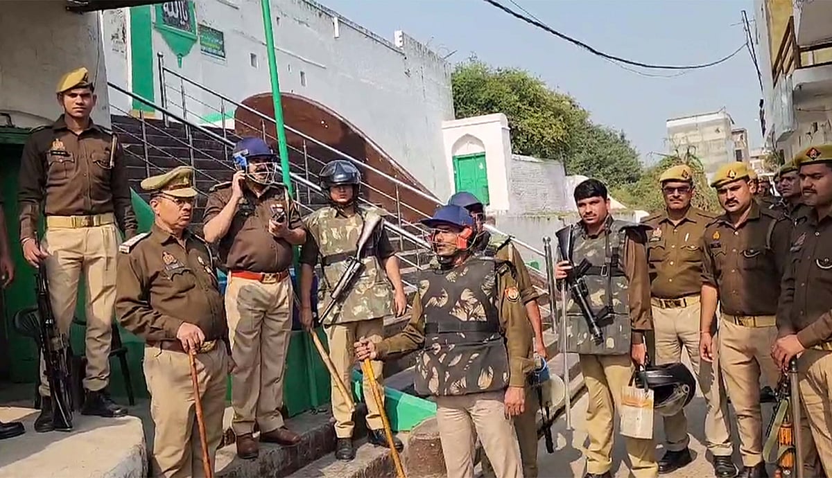 سنبھل میں جمعہ کی نماز سے قبل سخت حفاظتی انتظامات، پولیس کا فلیگ مارچ