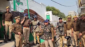 سنبھل میں جمعہ کی نماز سے قبل سخت حفاظتی انتظامات، پولیس کا فلیگ مارچ
