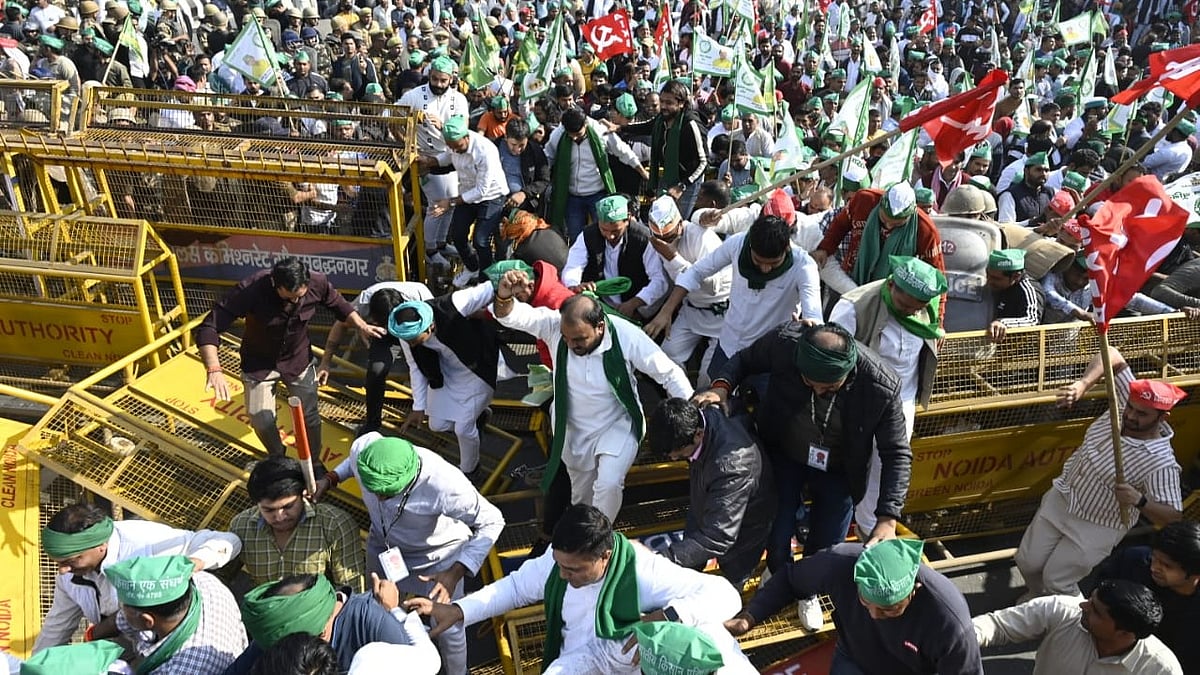 <div class="paragraphs"><p>بیریکیڈ توڑ کر دہلی کی طرف بڑھتے کسان، تصویر ویپن/قومی آواز</p></div>