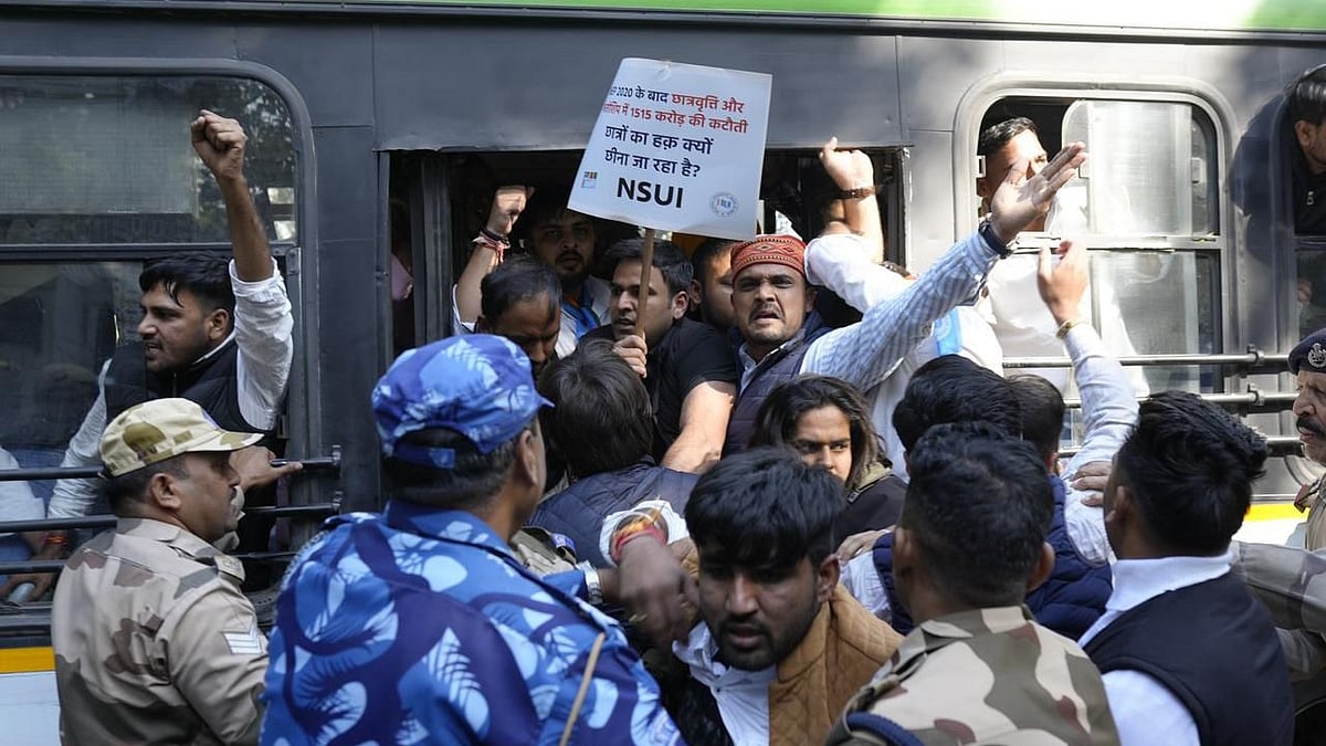 تعلیم و روزگار معاملے پر این ایس یو آئی کا پارلیمنٹ مارچ، قومی صدر ورون چودھری سمیت سینکڑوں کارکنان زیر حراست