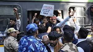 تعلیم و روزگار معاملے پر این ایس یو آئی کا پارلیمنٹ مارچ، قومی صدر ورون چودھری سمیت سینکڑوں کارکنان زیر حراست
