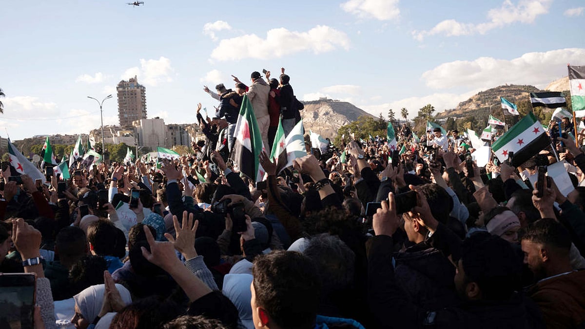 <div class="paragraphs"><p>شام میں اقتدار کی تبدیلی کے بعد جشن کا منظر / Getty Images&nbsp;</p></div>
