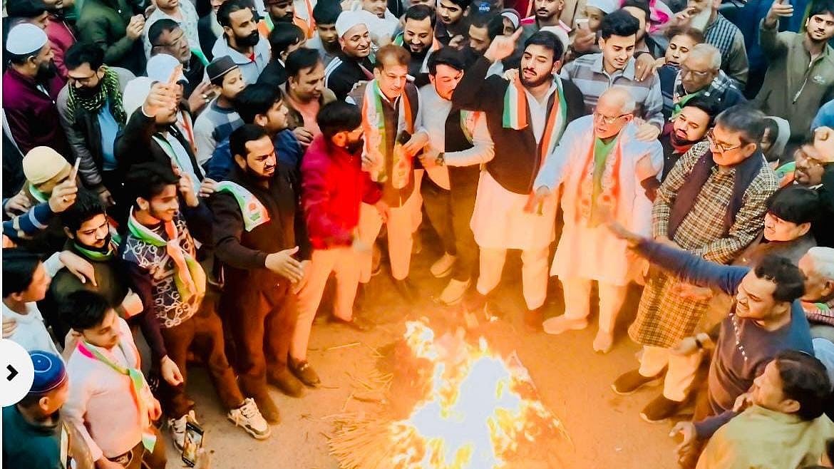 قرآن کریم کی بے ادبی کرنے والے رکن اسمبلی نریش یادو کو ٹکٹ دینے پر مصطفی آباد میں کانگریس کا مظاہرہ