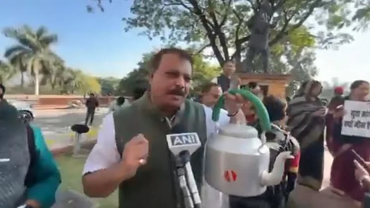 <div class="paragraphs"><p>کانگریس لیڈر امنگ سنگھار کیتلی کے ساتھ مظاہرہ کرتے ہوئے، ویڈیو گریب</p></div>