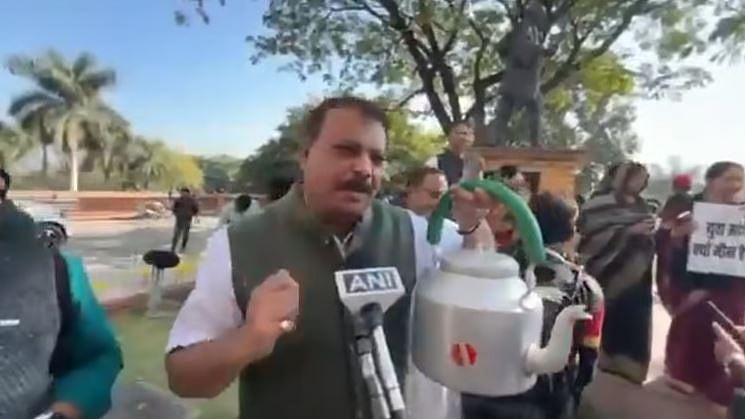 <div class="paragraphs"><p>کانگریس لیڈر امنگ سنگھار کیتلی کے ساتھ مظاہرہ کرتے ہوئے، ویڈیو گریب</p></div>