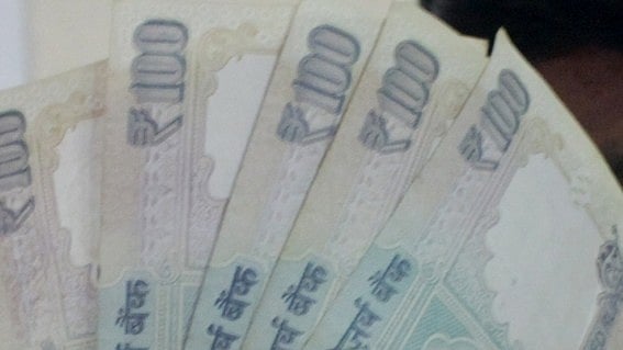 ڈالر کے مقابلے روپیہ تاریخ کی کم ترین سطح 84.95 پر پہنچا