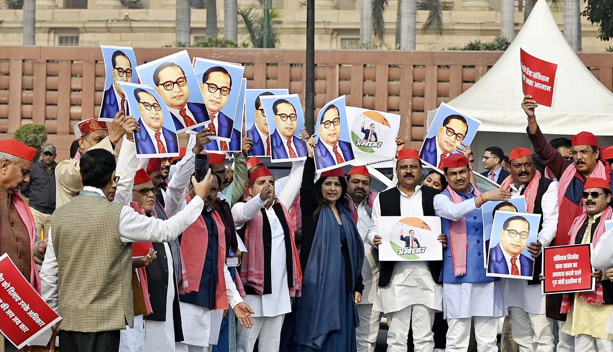 امت شاہ کے تبصرے کے خلاف اپوزیشن کا پارلیمنٹ کے باہر احتجاج، پرینکا، ڈمپل اور کھڑگے کی شرکت