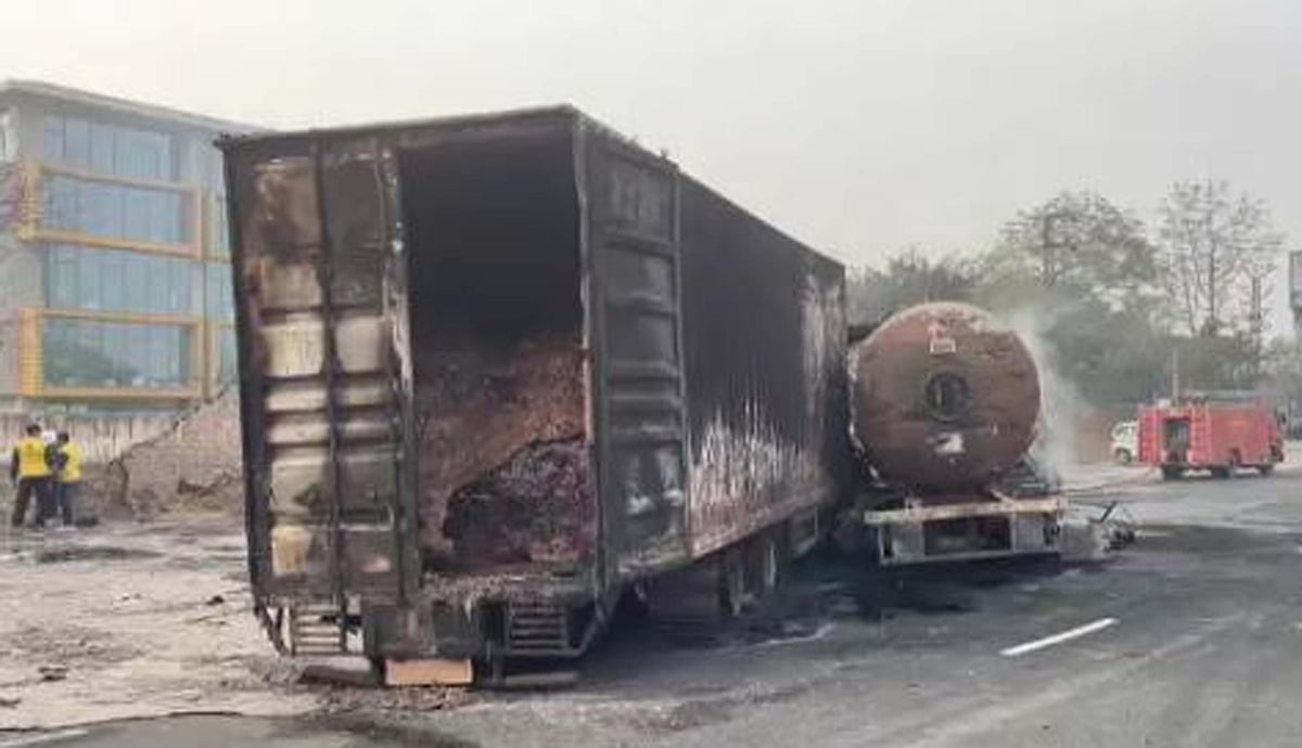 جے پور میں ٹرکوں کے تصادم سے 40 گاڑیوں میں لگی آگ، بس میں سوار 5 افراد زندہ جل گئے
