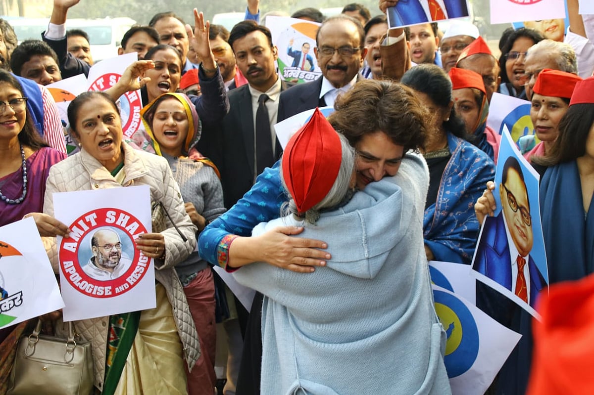 امت شاہ کے تبصرے کے خلاف اپوزیشن کا پارلیمنٹ کے باہر احتجاج، پرینکا، ڈمپل اور کھڑگے کی شرکت