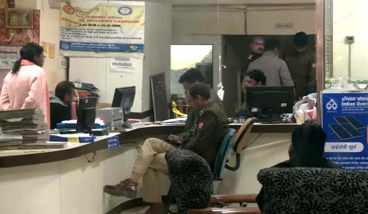 لکھنؤ: چوروں نے بینک کی دیواریں توڑ کر 42 لاکرز لوٹ لیے، کروڑوں کے زیورات لے کر فرار