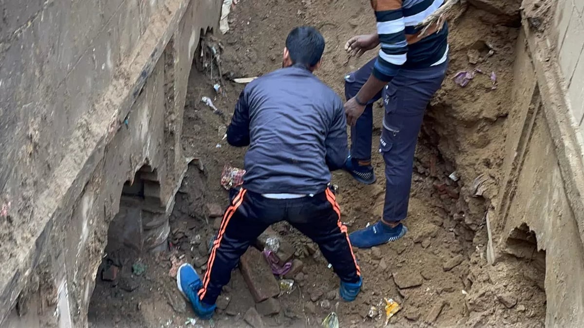 سنبھل: صدیوں پرانی باؤڑی کا اے ایس آئی ٹیم نے لیا جائزہ، مٹی ہٹاتے ہی نظر آنے لگیں سیڑھیاں!