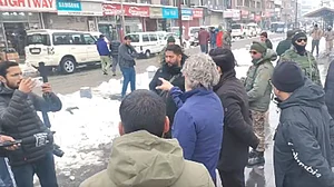 کشمیر میں شدید برفباری سے عام زندگی بُری طرح متاثر، ملک سے فضائی اور زمینی رابطہ منقطع