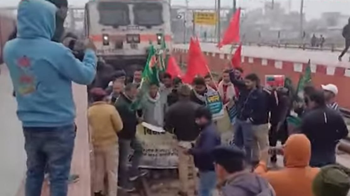 بہار: بی پی ایس سی امیدواروں کی حمایت میں مختلف طلبا تنظیموں کا مظاہرہ، ریل چکہ جام کے تحت کئی ٹرینوں کو روکا گیا