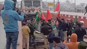 بہار: بی پی ایس سی امیدواروں کی حمایت میں مختلف طلبا تنظیموں کا مظاہرہ، ریل چکہ جام کے تحت کئی ٹرینوں کو روکا گیا