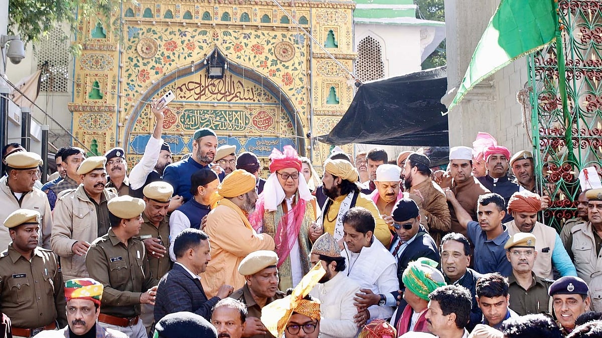 <div class="paragraphs"><p>چادر پیش کرنے کے لیے اجمیر شریف پہنچے مرکزی وزیر کرن رجیجو / تصویر بشکریہ ایکس / @ChairmanAISSC</p></div>
