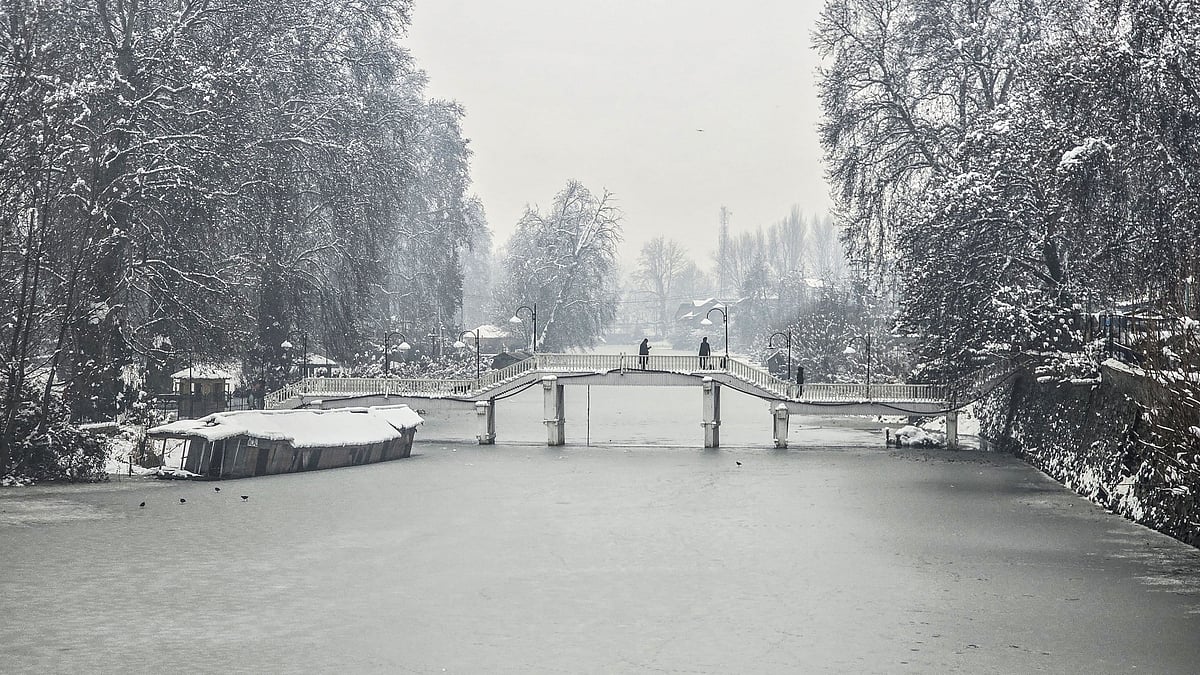 سری نگر میں ایک ہی خاندان کے 5 افراد گھر میں مردہ پائے گئے، دم گھٹنے سے ہلاک ہونے کا خدشہ