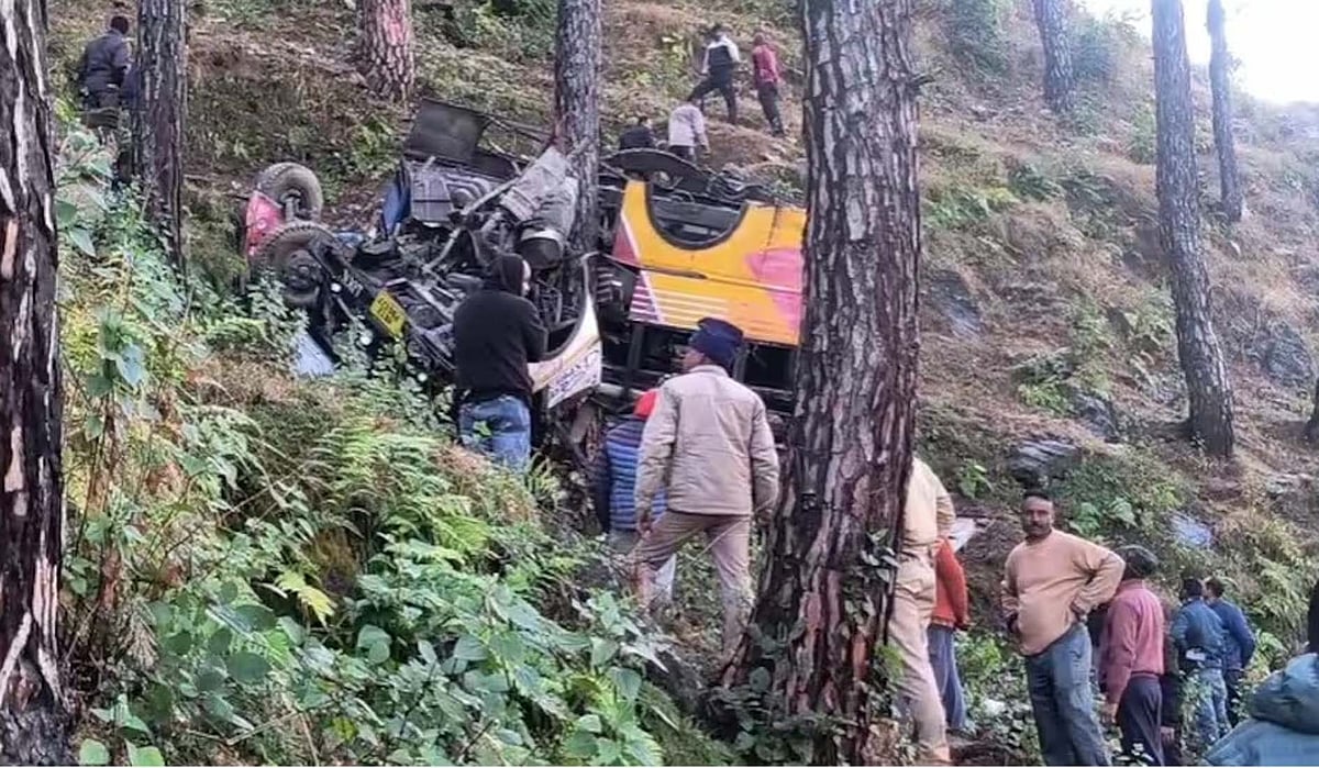 اتراکھنڈ کے پوڑی میں خوفناک بس حادثہ، 5 افراد جاں بحق، 15 زخمی