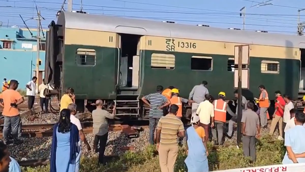 تمل ناڈو میں مسافر ٹرین کے ڈبے پٹری سے اترے، لوکو پائلٹ کی مستعدی سے سینکڑوں لوگوں کی جان بچی