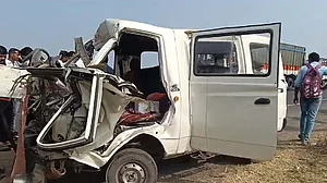 پونے-ناسک ہائی وے پر وین اور بس میں خوفناک تصادم، 9 افراد جاں بحق