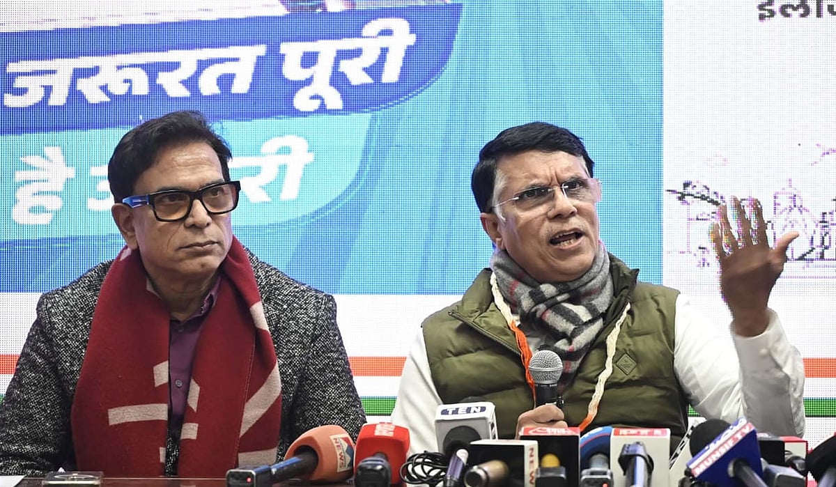’بڑے میاں‘ اور ’چھوٹے میاں‘ کی نورا کشتی میں دہلی فٹ بال بن گئی: کانگریس
