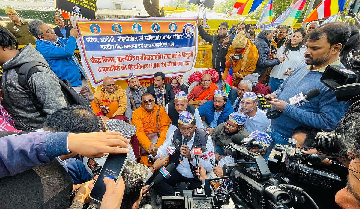 جے رام رمیش نے کیجریوال کو دلت مخالف قرار دیا، پجاریوں اور بھکشوؤں کے احتجاج کا حوالہ