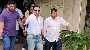 حملہ کے 6 دن بعد سیف علی خان کی گھر واپسی، ڈاکٹروں سے پہلا سوال، کیا میں چل پاؤں گا؟
