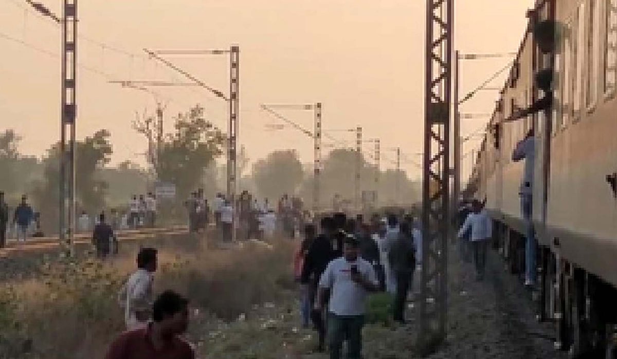 جلگاؤں ٹرین حادثہ: جان گنوانے والوں کی تعداد 13 ہوئی، ریلوے کا معاوضے کا اعلان، ہیلپ لائن نمبر جاری