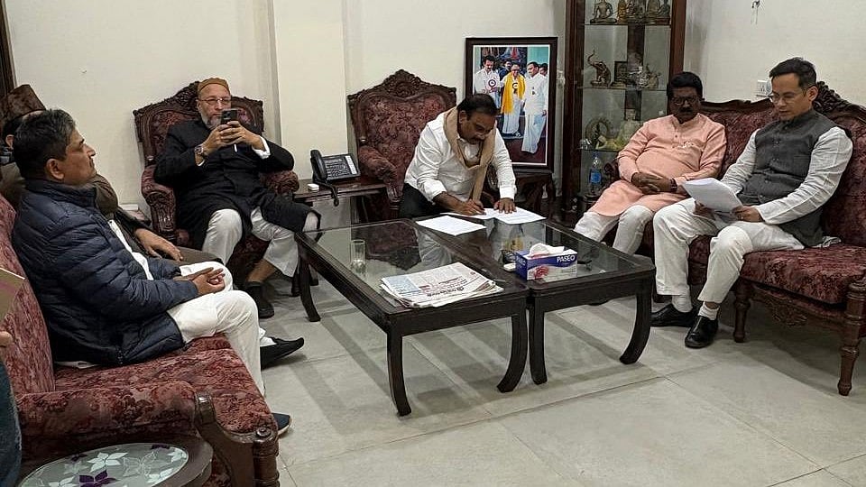 وقف بل: ’فون آیا اور ہمیں معطل کر دیا گیا‘، جے پی سی میں شامل اپوزیشن اراکین پارلیمنٹ کا سنگین الزام، اوم برلا کو لکھا خط