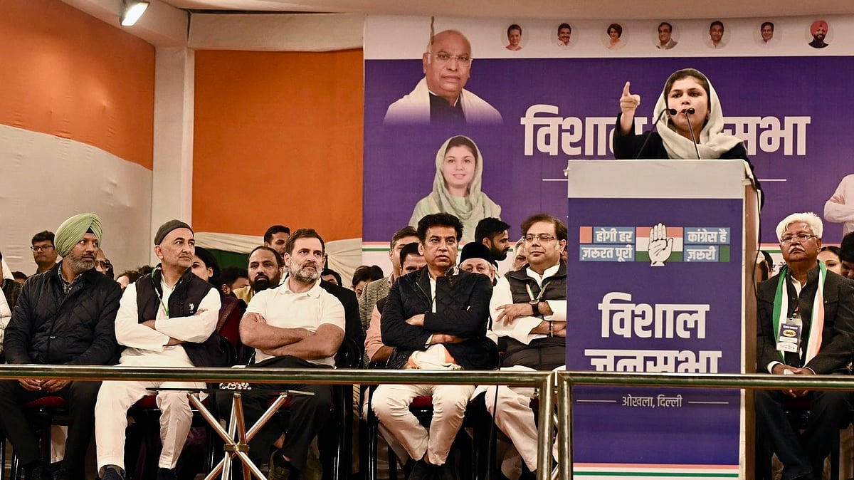 عریبہ خان نے کہا ‘اے خاک نشینو اٹھ بیٹھو وہ وقت قریب آ پہنچا ہے، جب تخت گرائے جائیں گے جب تاج اچھالے جائیں گے‘