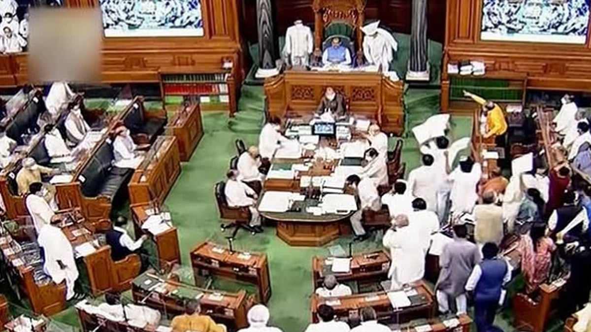 مہا کمبھ بھگدڑ معاملے پر پارلیمنٹ میں ہنگامہ، 'کمبھ پر جواب دو' کے نعرے کے ساتھ اپوزیشن نے کیا بحث کا مطالبہ