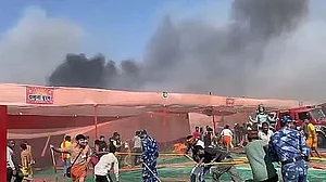 مہاکمبھ میلے میں پھر لگی آگ، 22 ٹینٹ جل کر راکھ، فائر بریگیڈ نے بروقت قابو پایا