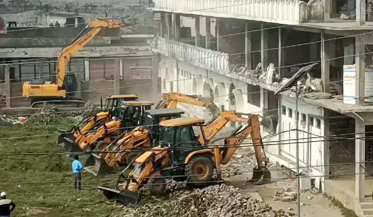 کُشی نگر میں مدنی مسجد پر چلا بلڈوزر، ہائی کورٹ کا اسٹے ختم ہوتے ہی انتظامیہ کی کارروائی