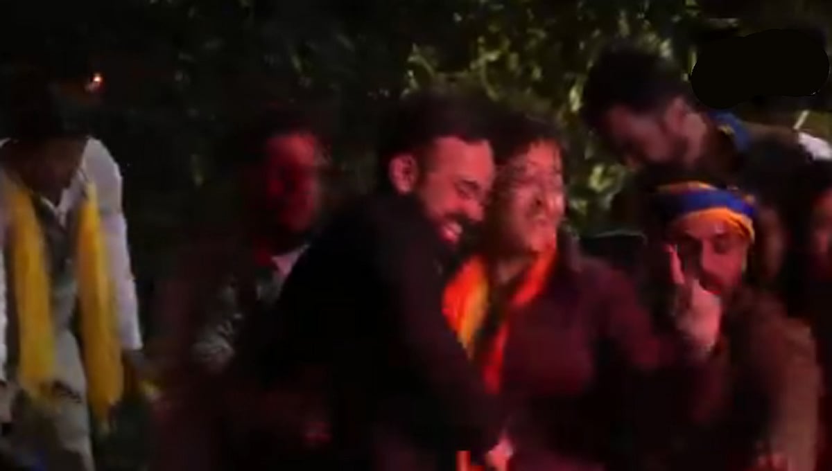  آتشی کا 'باپ تو باپ رہے گا' پر رقص، سواتی مالیوال کا طنز، "پارٹی اور بڑے رہنماؤں کی ہار کے بعد یہ کیسی بے شرمی؟"