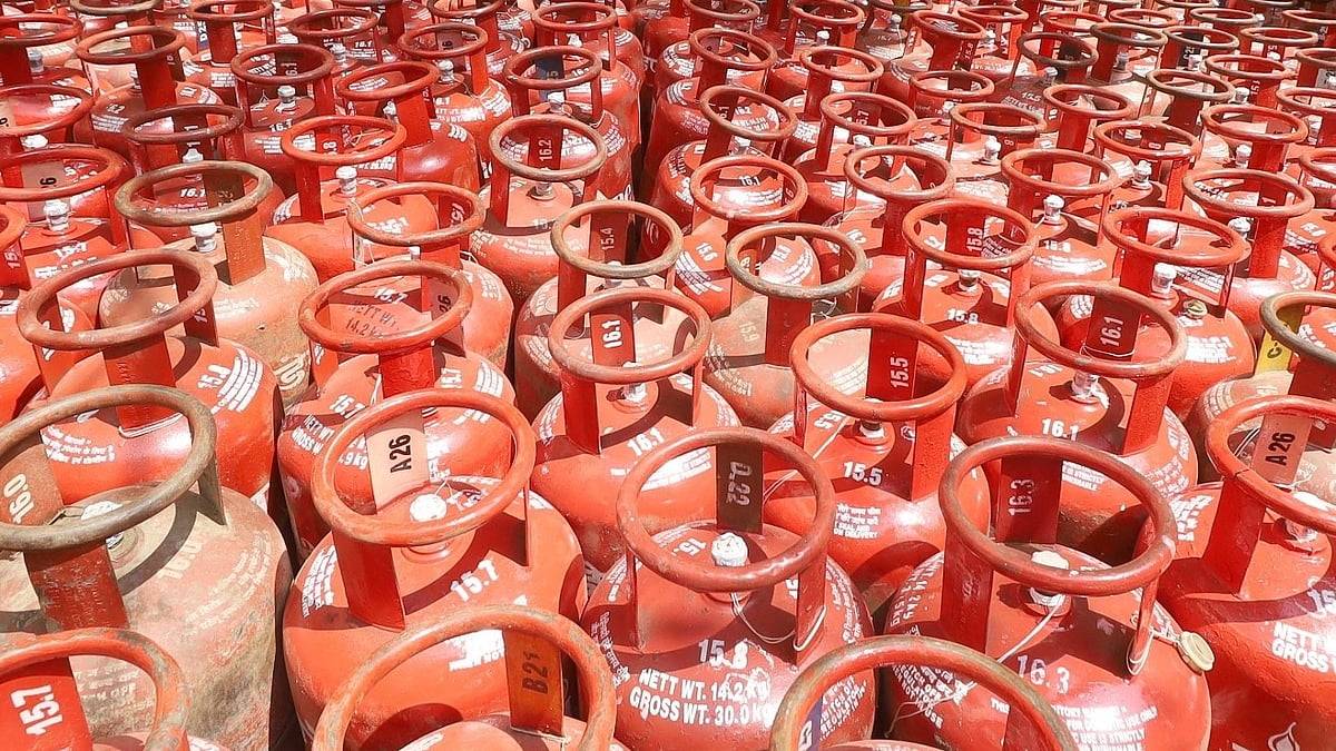 ایل پی جی بحران: پھر ملی بری خبر، دیہی علاقوں میں 25 کی جگہ اب 45 دنوں میں ہوگی گیس سلنڈر کی بکنگ!
