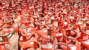 ایل پی جی بحران: پھر ملی بری خبر، دیہی علاقوں میں 25 کی جگہ اب 45 دنوں میں ہوگی گیس سلنڈر کی بکنگ!