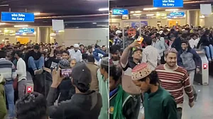 جامع مسجد میٹرو اسٹیشن پر ہجوم، مسافروں کا گیٹ پھلانگ کر نکلنے کا ویڈیو وائرل، ڈی ایم آر سی کی وضاحت