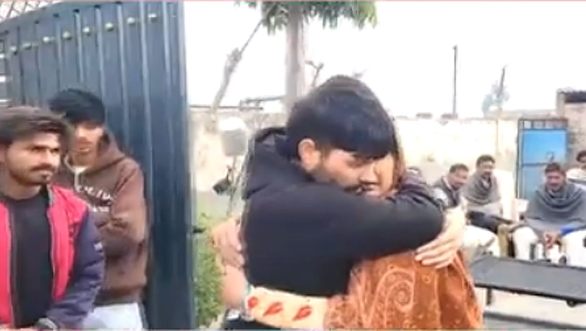 سکھ نوجوانوں کو بغیر پگڑی ڈِپورٹ کیے جانے سے ایس جی پی سی برہم، بے ادبی معاملے پر حکومت کی خاموشی کی تنقید