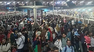 دہلی ریلوے اسٹیشن پر کاؤنٹر سے پلیٹ فارم ٹکٹوں کی فروختگی پر روک، بھیڑ پر قابو کے لیے کیے گئے کئی اقدامات