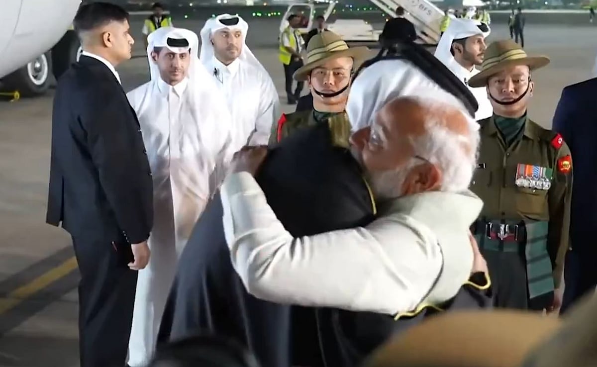 10 سال میں دوسری دفعہ ہندوستان آئے قطر کے امیر شیخ بن حمد الثانی، وزیر اعظم مودی نے ہوائی اڈہ پر خود کیا استقبال