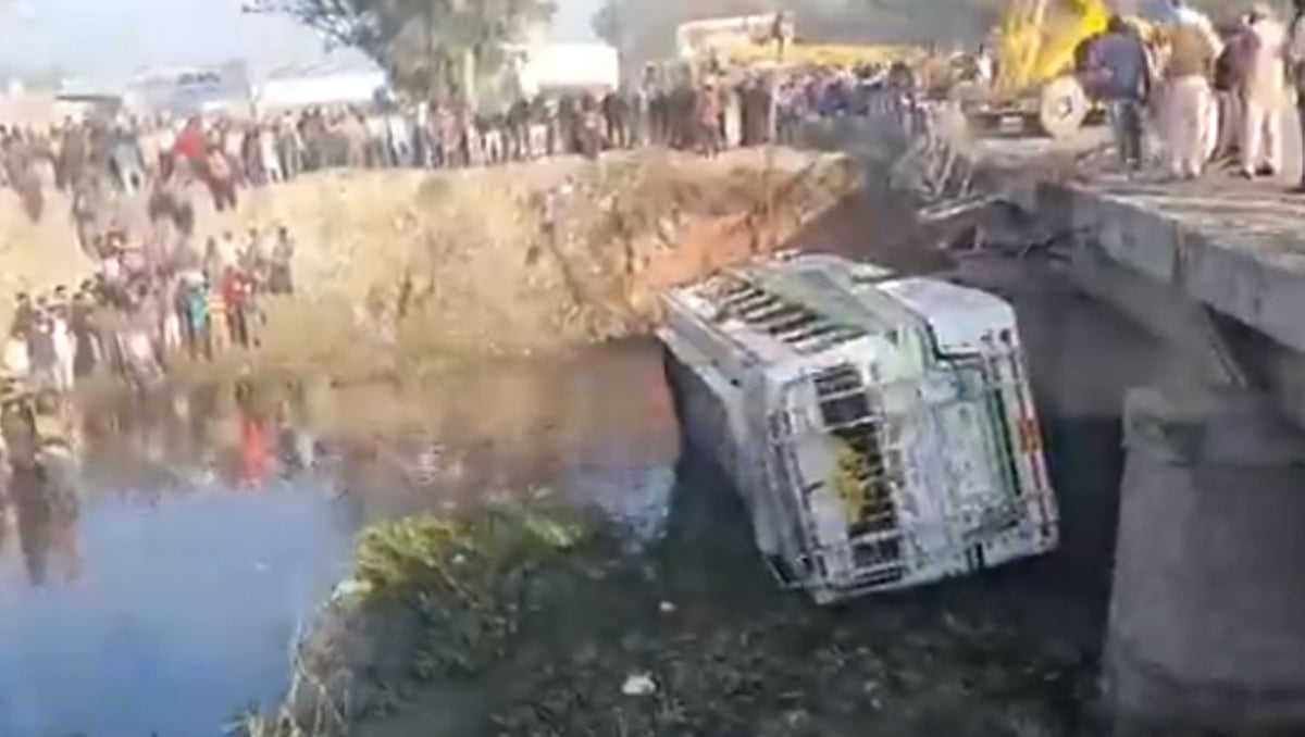 پنجاب: فرید کوٹ میں ٹرک سے ٹکر کے بعد بس نالے میں گری، 5 افراد جاں بحق، 40 زخمی