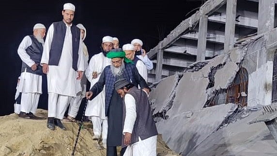 <div class="paragraphs"><p>جمعیۃ علماء ہند کا وفد مدنی مسجد کا جائزہ لیتے ہوئے</p></div>