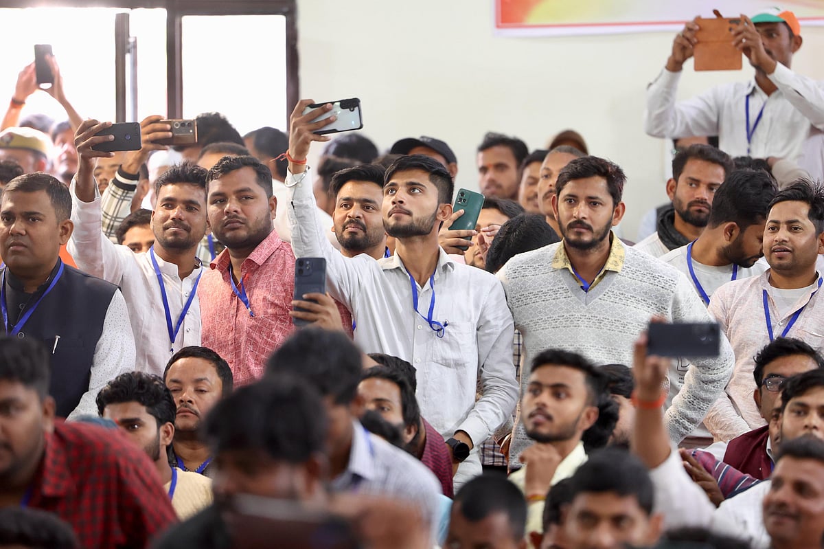 ’بی جے پی حکومت روزگار دینے میں پوری طرح ناکام‘، راہل گاندھی نے رائے بریلی میں ریل کوچ فیکٹری کا لیا جائزہ