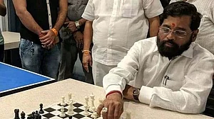 'مجھے ہلکے میں نہ لیں'، فڑنویس کے ساتھ تصادم کی قیاس آرائیوں کے درمیان شندے کا بیان