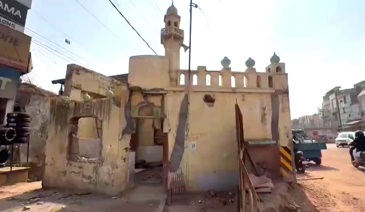 میرٹھ میں 168 سال پرانی تاریخی مسجد راتوں رات منہدم، متبادل جگہ اور معاوضے کی مانگ