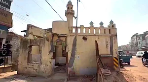 میرٹھ میں 168 سال پرانی تاریخی مسجد راتوں رات منہدم، متبادل جگہ اور معاوضے کی مانگ