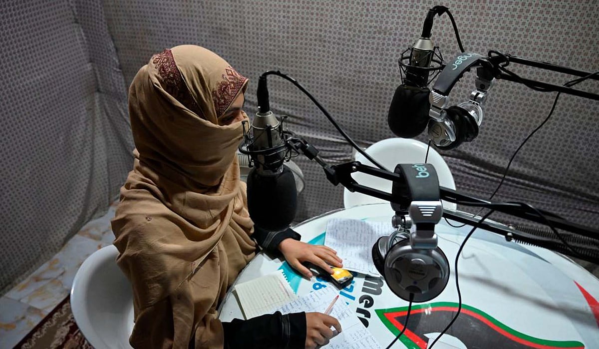 افغانستان: خواتین ریڈیو پر پابندی ختم