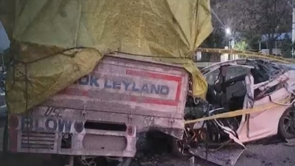 پنچکولہ میں تیز رفتار کار کی ٹرک سے زبردست ٹکر، گاڑی کے پرخچے اُڑے، 4 نوجوانوں کی موت