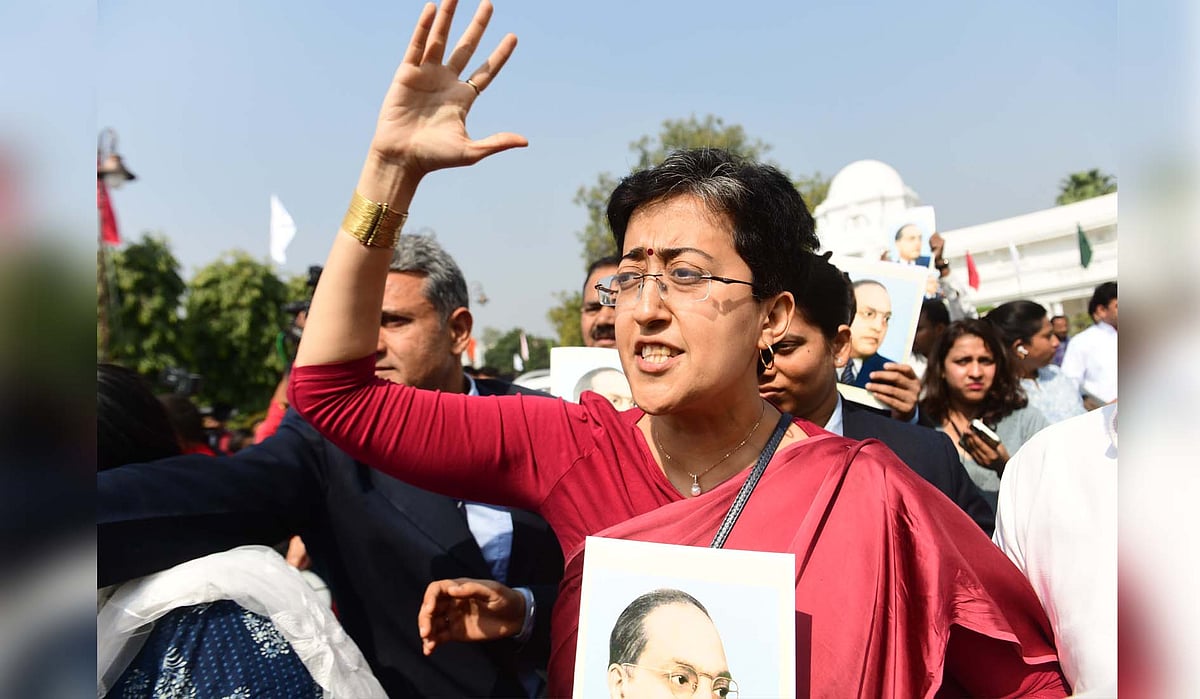 دہلی اسمبلی میں عام آدمی پارٹی کے اراکین کی داخلے پر پابندی، آتشی بی جے پی حکومت پر حملہ آور